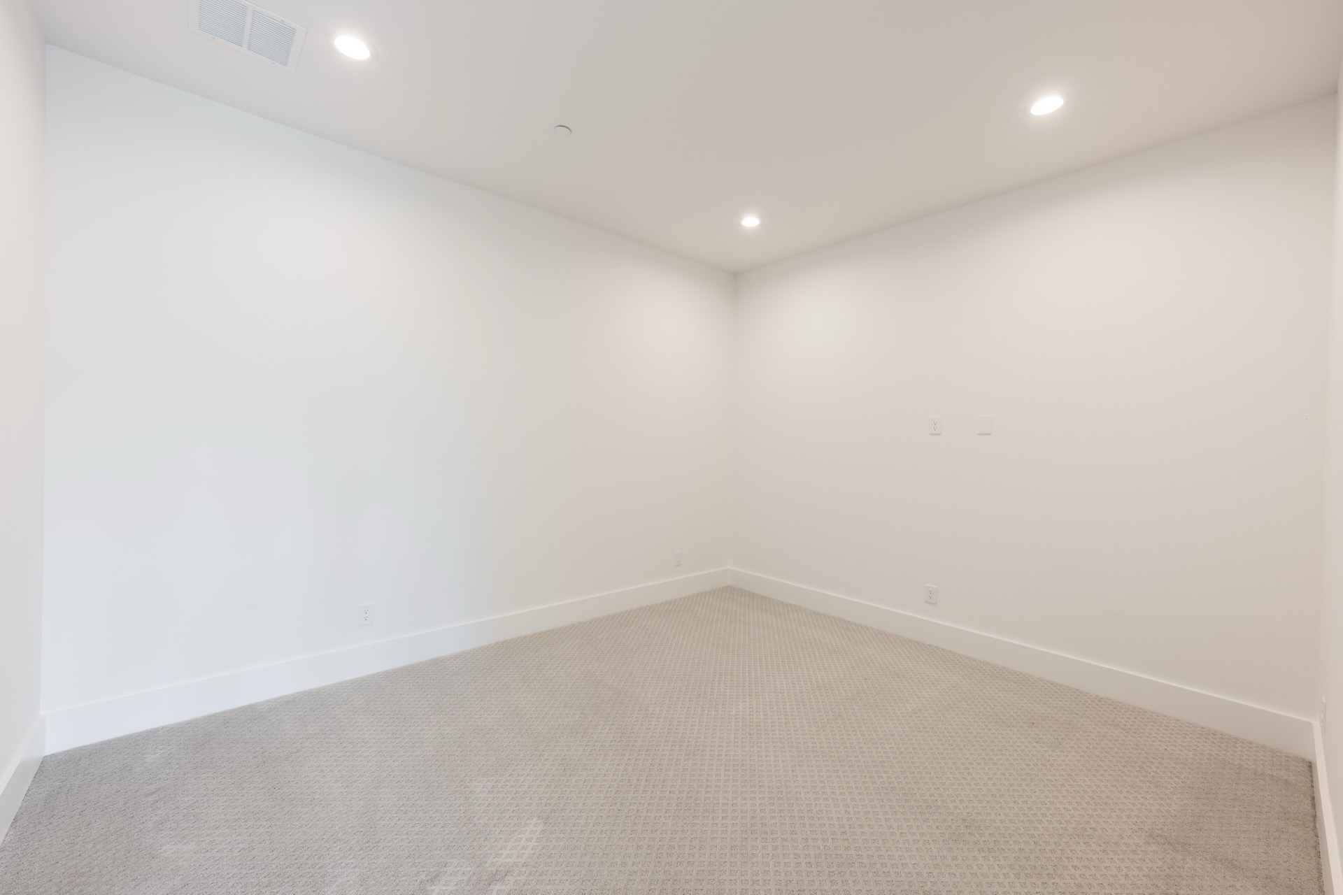 5008 Holt — photo 8