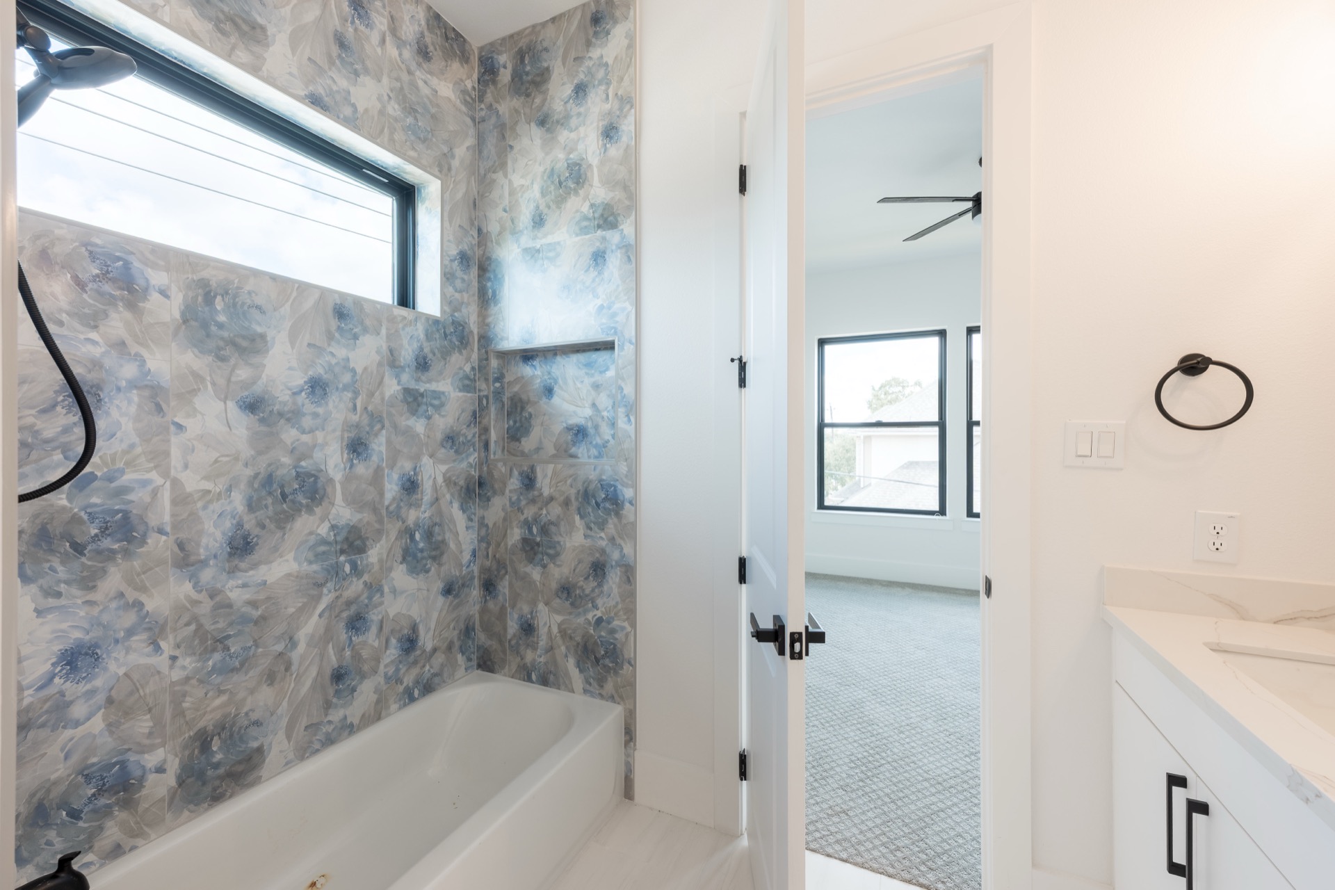 5008 Holt — photo 2